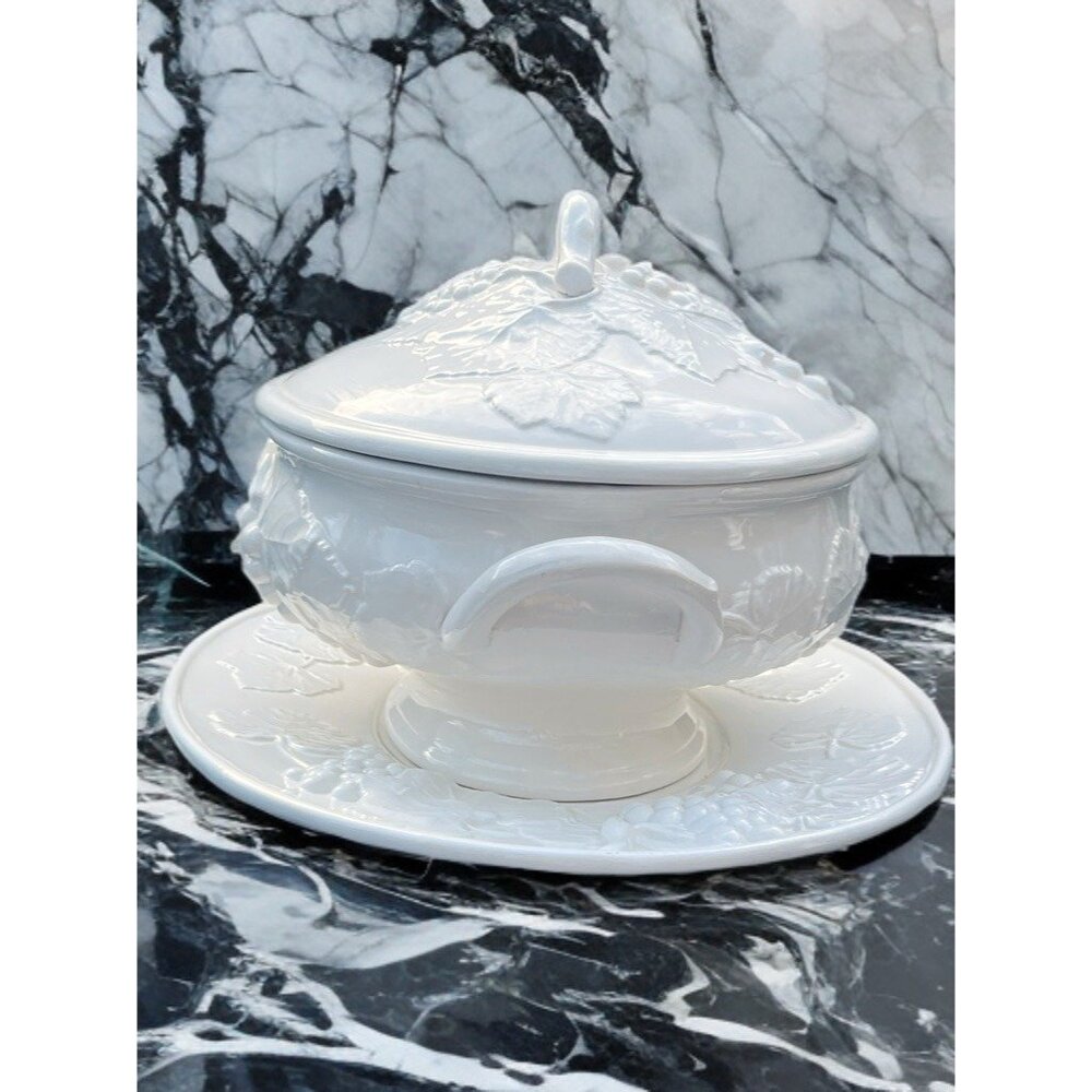 Elios of Italy White Embossed Grape Pattern Ceramic Soup Tureen With Lid & Plate - Picture 4 of 9